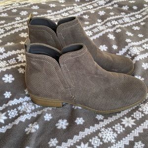 Dark brown/grey boots